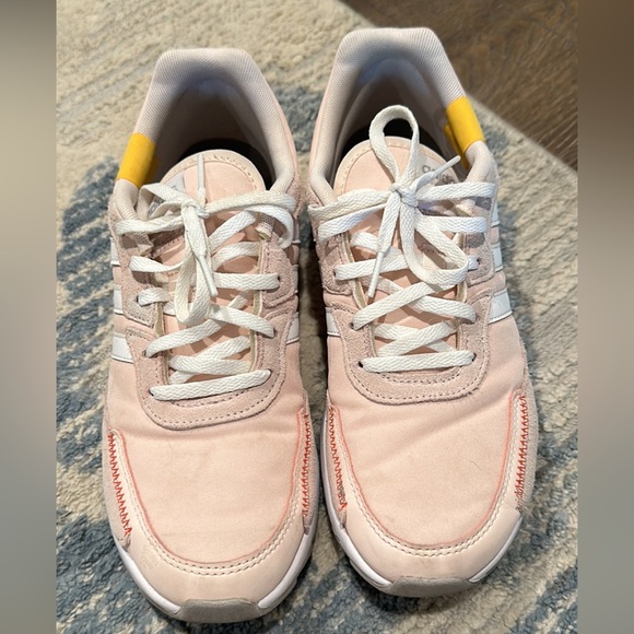 Women’s ADIDAS Sneaker - Picture 2 of 6